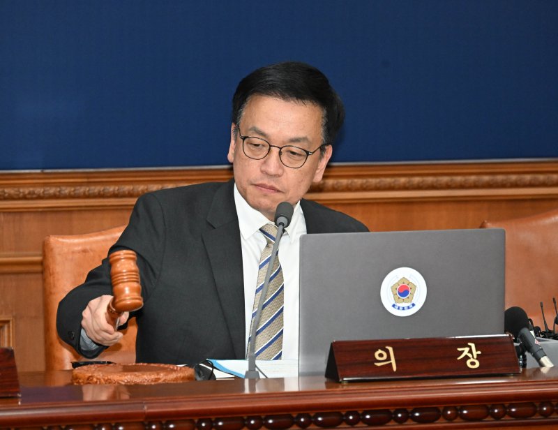 최상목 대통령 권한대행 부총리 겸 기획재정부 장관이 31일 서울 종로구 정부서울청사에서 열린 '제4회 국무회의'에서 의사봉을 두드리고 있다. (기획재정부 제공) 2025.1.31/뉴스1