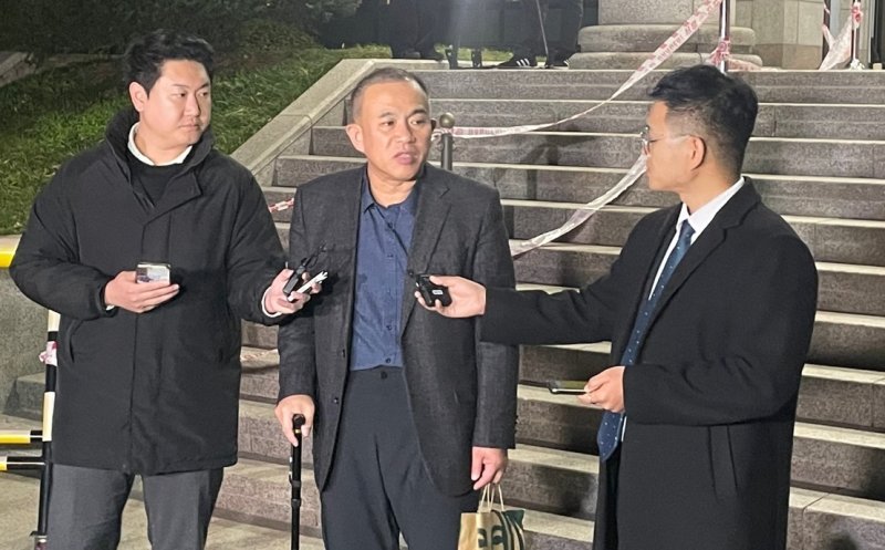 '윤석열 대통령 부부 공천 개입 의혹'의 핵심 인물인 명태균 씨가 9일 오후 경남 창원시 성산구 창원지방검찰청에서 정치자금법 위반 혐의 피의자 신분으로 검찰 조사를 받은 뒤 청사를 나서며 취재진 질문에 답하고 있다. 2024.11.9/뉴스1 ⓒ News1 강정태 기자