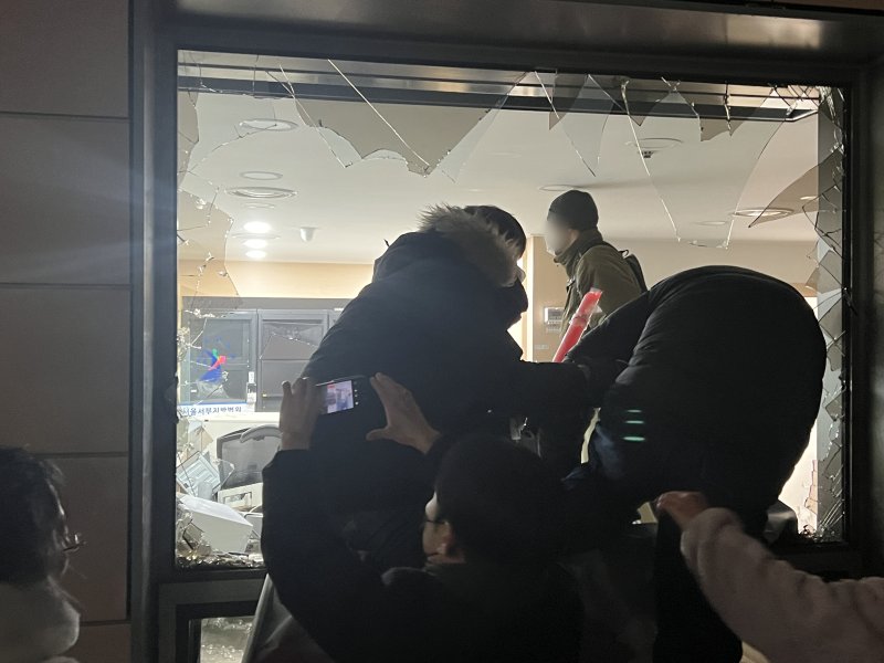 19일 새벽 윤석열 대통령에 대한 구속영장이 발부되자 서울 서부지법에 지지자들이 진입해 난동을 부리고 있다. 2025.1.19/뉴스1 ⓒ News1 김민수 기자