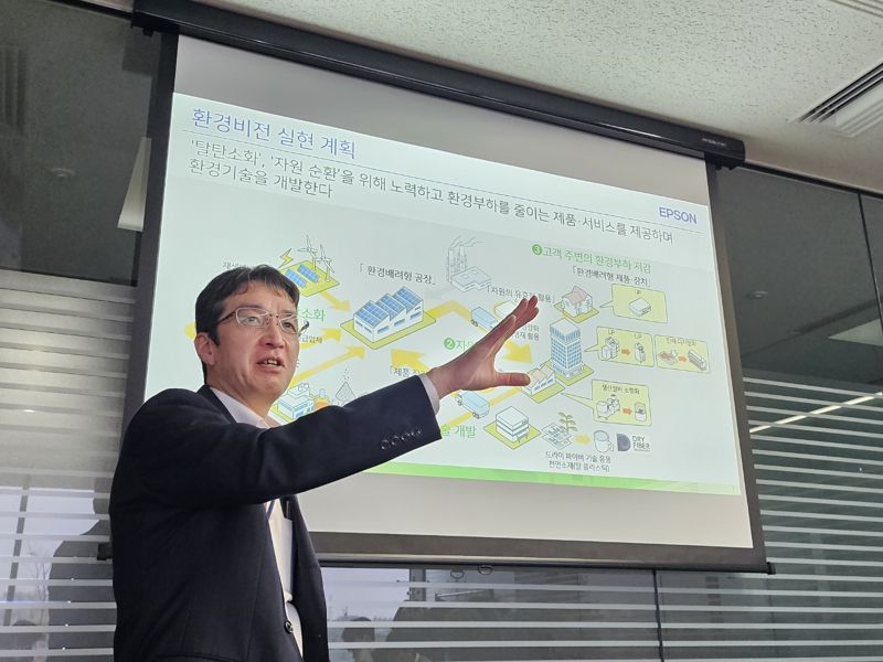 일본 나가노현 소재 엡손 본사에서 만난 기무라 카츠미 지구환경전략추진실 부실장이 발언하고 있다. 한국엡손 제공