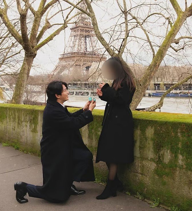 옥택연이 여자친구와 프랑스에서 촬영한 스냅사진이 공개됐다. /사진=엑스(X·옛 트위터), 뉴시스