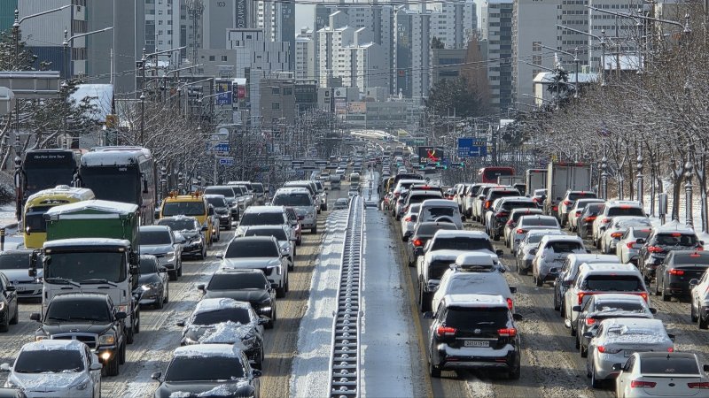 7일 대설주의보가 발효된 천안에 많은 눈이 내리면서 시내 곳곳에서 교통정체가 빚어졌다. 2025.2.7. /뉴스1 ⓒNews1 이시우 기자