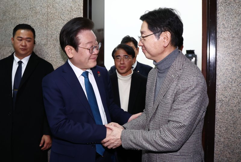 김경수, 민주당 복당 “더 큰 민주당 계기 되기를”