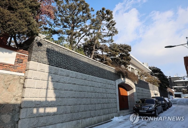 법원, '이순자→전두환' 연희동 자택 명의변경 소송 각하 (출처=연합뉴스)