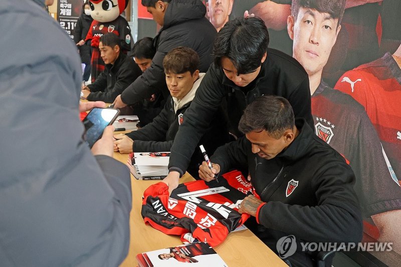 사인하는 포항스틸러스 주장 (출처=연합뉴스)