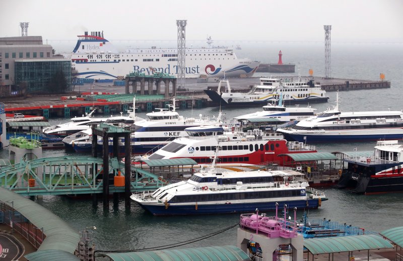 인천 연안여객터미널에 정박해 있는 여객선들(사진은 기사 내용과 무관함) / 뉴스1 ⓒ News1