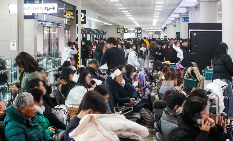 제주공항 2만명 발 묶였다... 폭설·강풍에 302편 결항