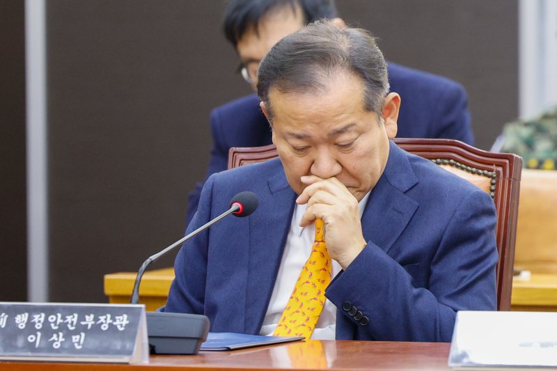 이상민 전 행정안전부 장관이 4일 서울 여의도 국회에서 열린 '윤석열 정부의 비상계엄 선포를 통한 내란 혐의 진상규명 국정조사 2차 청문회'에 출석해 의원 질의를 듣고 있다. 2025.2.4/뉴스1 ⓒ News1 안은나 기자