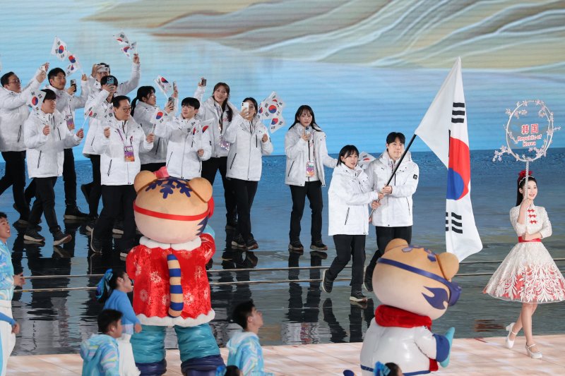 7일(현지시간) 중국 헤이룽장성 하얼빈 국제 컨벤션 전시 스포츠센터에서 열린 제9회 하얼빈 동계아시안게임 개막식에서 대한민국 이총민(아이스하키), 김은지(컬링) 기수를 필두로 선수단이 입장하고 있다. 2025.2.7/뉴스1 ⓒ News1 이승배 기자