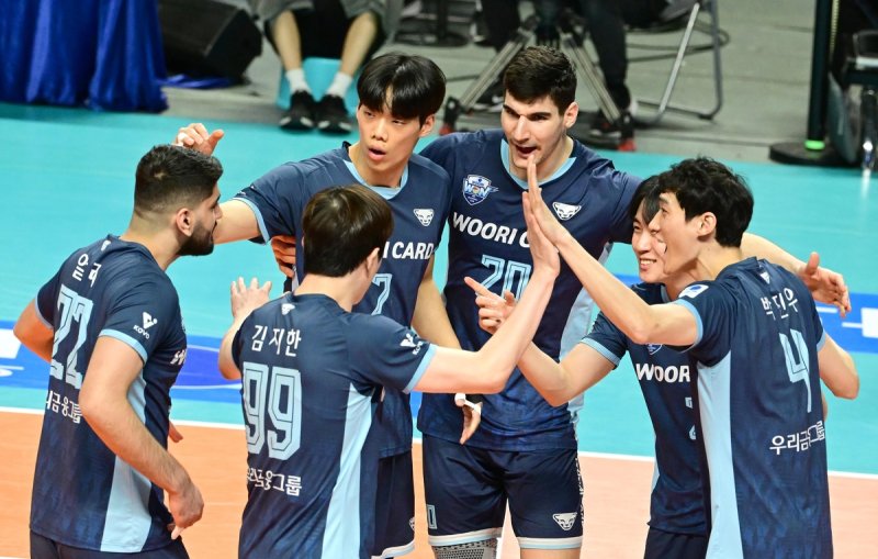 득점 후 기뻐하는 우리카드 선수들 (출처=연합뉴스)