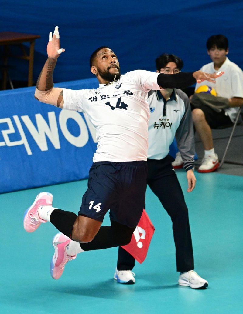 스파이크하는 대한항공의 요스바니 (출처=연합뉴스)