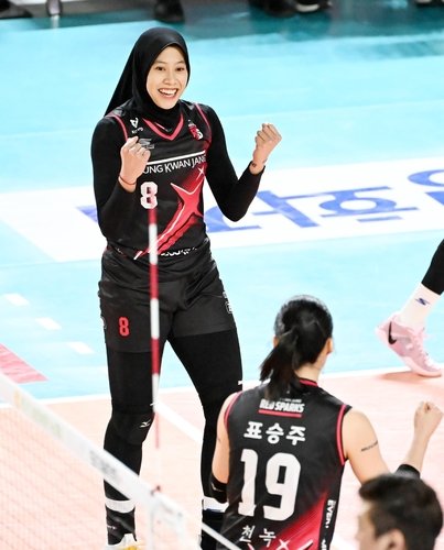 득점 후 기뻐하는 정관장의 메가(맨 뒤쪽) (출처=연합뉴스)