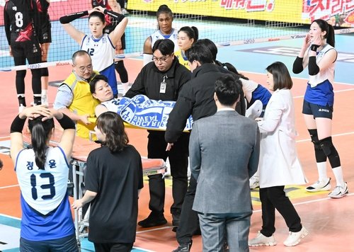 부상으로 들것에 실려 나가는 현대건설의 위파위(중앙) (출처=연합뉴스)