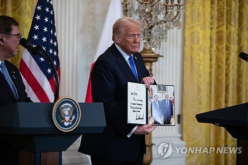 사진 선물하는 트럼프 (출처=연합뉴스)