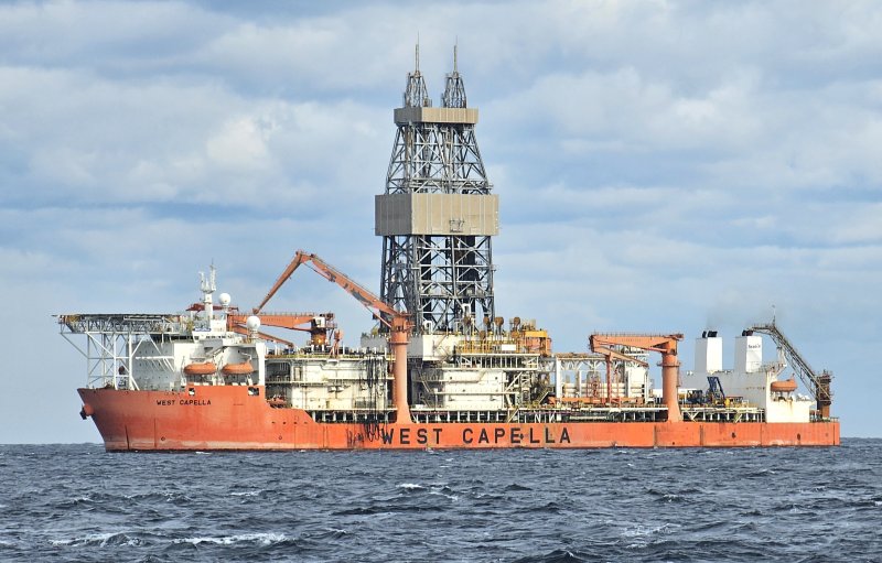 [포항=뉴시스] 송종욱 기자 = 6일 산업통상자원부가 '대왕고래 프로젝트'의 1차 탐사 시추 결과 경제성이 없다고 발표하자 포항 시민은 허탈을 넘어 분노했다. 사진은 포항시 남구 구룡포 앞바다에서 석유·가스 탐사 시추 작업 중인 '웨스트 카펠라호' 모습. 2025.02.06. sjw@newsis.com