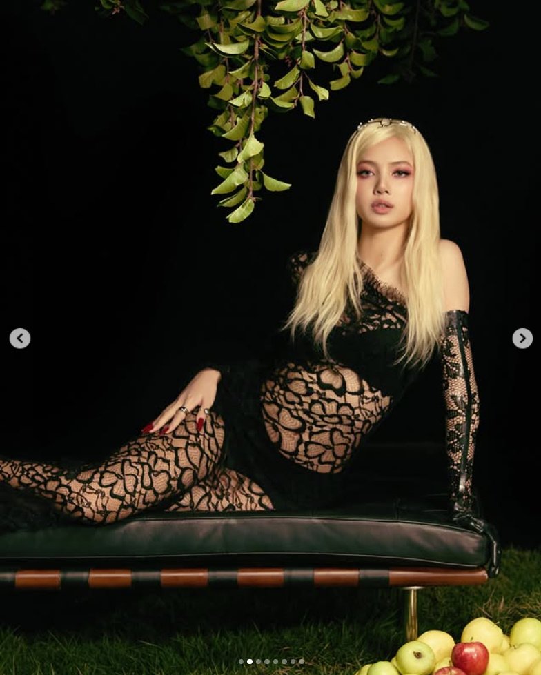 리사, 망사 보디슈트로 뽐낸 섹시미…도자캣·레이 함께 "여왕님들"