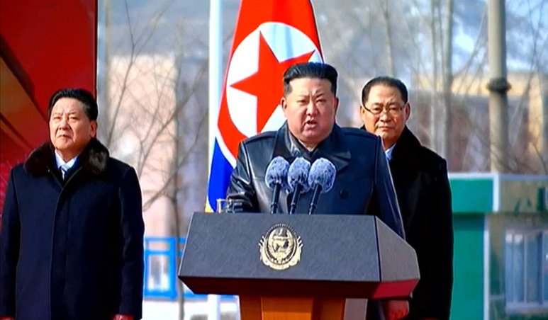 [서울=뉴시스] 김정은 북한 국무위원장이 6일 '지방발전20×10 정책'에 따른 강동군병원과 종합봉사소건설 착공식에 참석해 연설했다고 조선중앙TV가 7일 보도했다. (사진=조선중앙TV 캡쳐) 2025.02.08. photo@newsis.com *재판매 및 DB 금지 <저작권자ⓒ 공감언론 뉴시스통신사. 무단전재-재배포 금지.> /사진=뉴시스화상