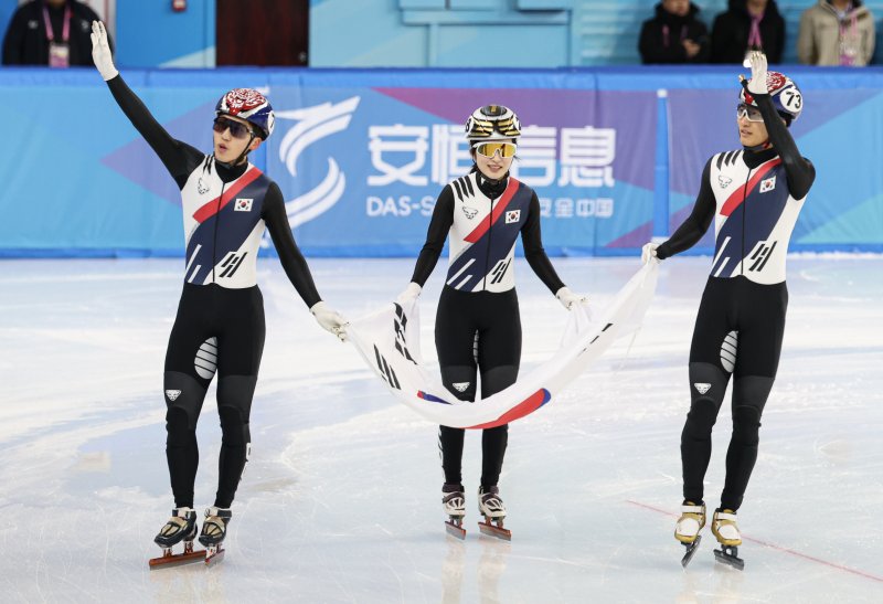 린샤오쥔 통한의 실수... 대한민국, 쇼트트랙 혼성계주서 첫 금메달 [하얼빈AG]