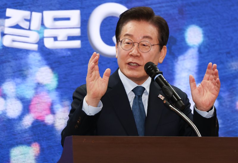 이재명 더불어민주당 대표가 7일 오전 서울 여의도 국회의원회관에서 열린 '다함께 만드는 세상, 모두의 질문Q 출범식'에서 격려사를 하고 있다. 2025.2.7/뉴스1 ⓒ News1 김민지 기자