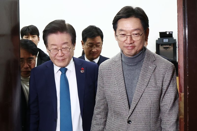 이재명 더불어민주당 대표가 5일 오후 서울 여의도 국회에서 김경수 전 경남도지사와 접견을 마치고 배웅하고 있다. 2024.12.5/뉴스1 ⓒ News1 김민지 기자