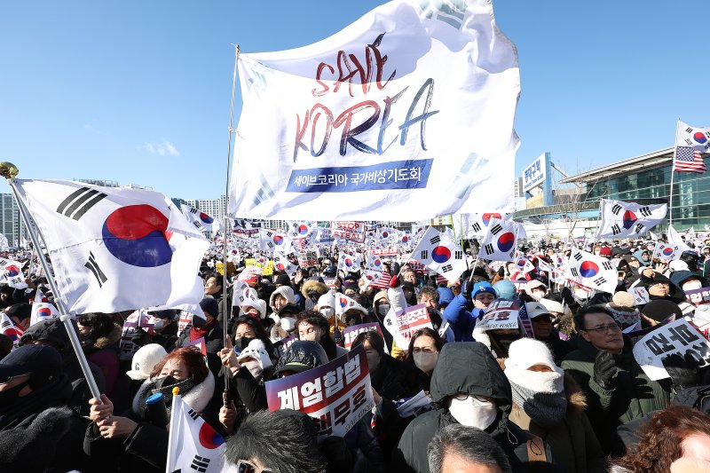 "대통령 석방하라" 5만 군중 외침에 들썩인 동대구역