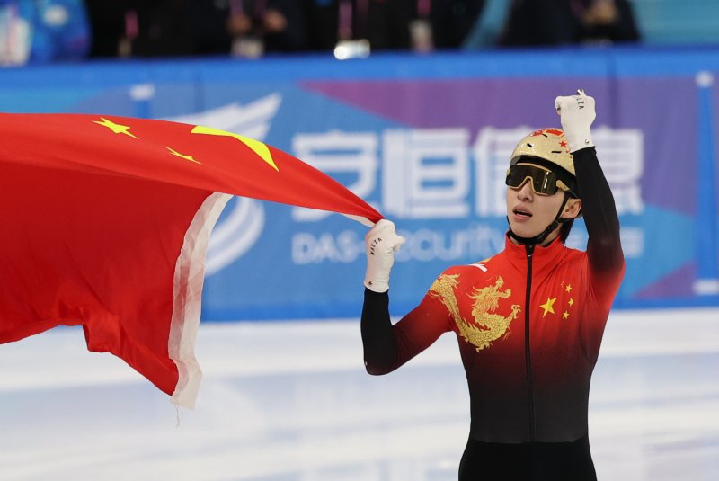 중국 헤이룽장성 하얼빈 빙상훈련센터 다목적홀에서 열린 하얼빈 동계아시안게임 쇼트트랙 남자 500m 결승에서 금메달을 획득한 중국 대표팀 린샤오쥔(한국명 임효준)이 기뻐하고 있다.뉴스1