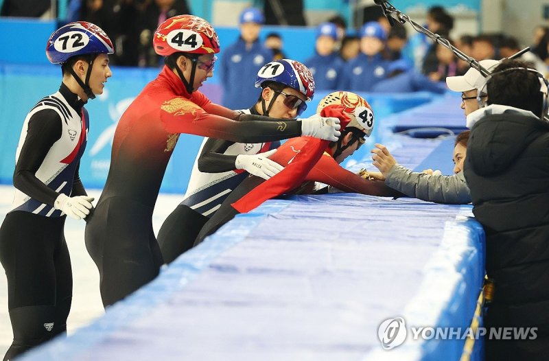 한국 쇼트트랙 인성도 최강이네... '전관왕 저지' 린샤오쥔에게 따스한 축하[하얼빈AG]