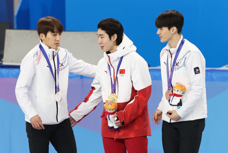한국 쇼트트랙 인성도 최강이네... '전관왕 저지' 린샤오쥔에게 따스한 축하[하얼빈AG]
