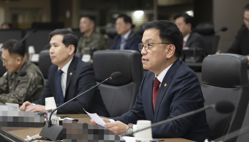 [서울=뉴시스] 조수정 기자 = 최상목 대통령 권한대행 부총리 겸 기획재정부 장관이 7일 오전 서울 용산구 합동참모본부 지휘통제실을 방문해 김선호 국방부장관 직무대행, 김명수 합동참모의장, 육·해·공군 참모총장, 연합사부사령관 및 해병대사령관 등이 참석한 가운데 열린 회의에서 군사대비태세를 점검하고 있다. (사진=국방부 제공) 2025.02.07. chocrystal@newsis.com