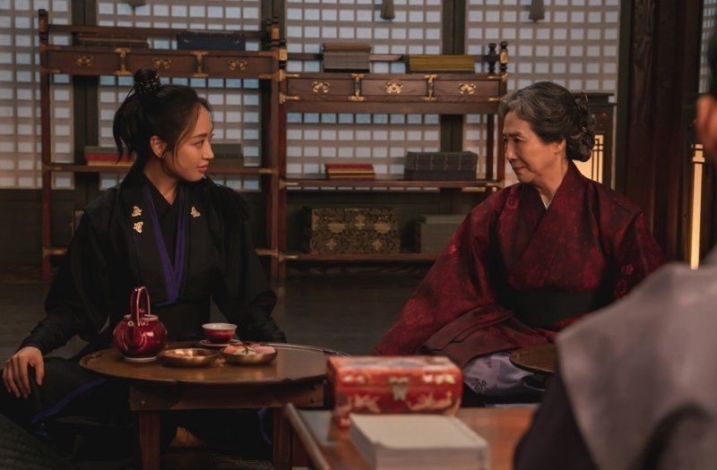 '체크인 한양' 김민정, 고두심 손잡고 용천루 귀환…파장 예고