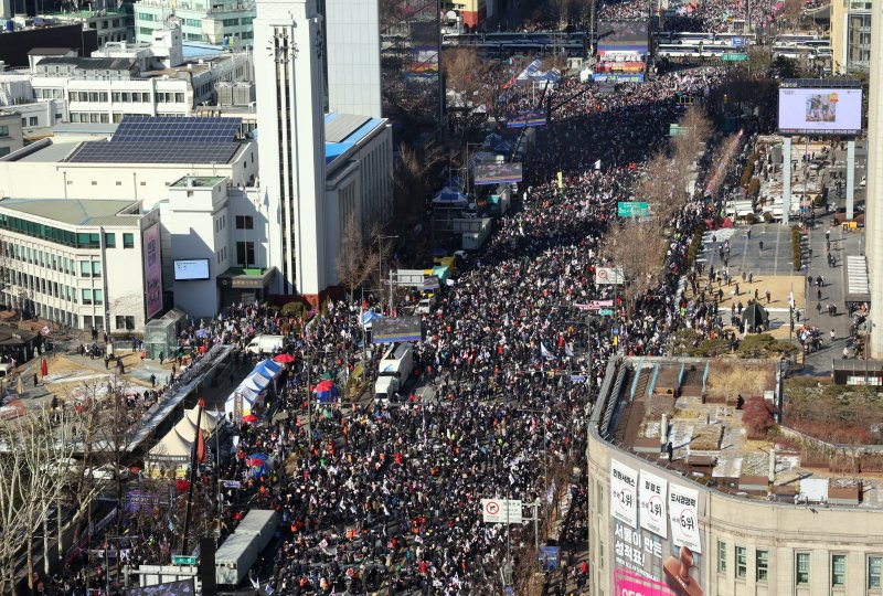 [서울=뉴시스] 김금보 기자 = 윤석열 대통령 탄핵에 반대하는 시민들이 8일 서울 중구 세종대로 광화문광장 일대에서 대규모 집회를 하고 있다. 2025.02.08. kgb@newsis.com