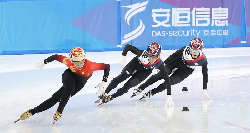 린샤오쥔 500m 金 반칙 의혹 화면에 잡혀 … “쑨룽 밀어주기는 명백한 규정 위반”