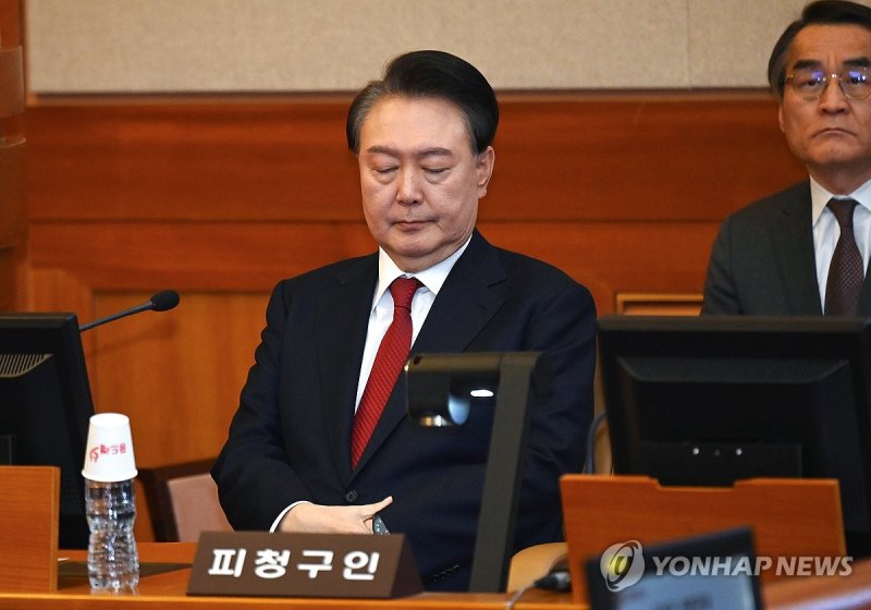 눈 감은 윤 대통령 (출처=연합뉴스)