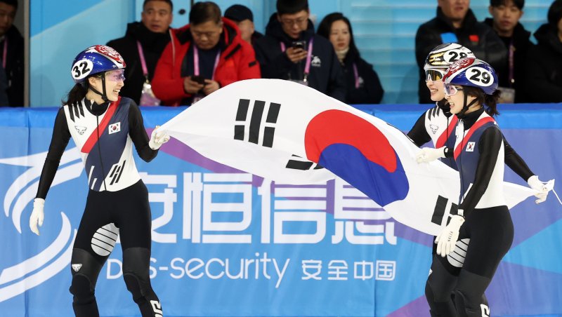 8일(현지시간) 중국 헤이룽장성 하얼빈 빙상훈련센터 다목적홀에서 열린 하얼빈 동계아시안게임 쇼트트랙 여자 500m 결승에서 최민정, 김길리, 이소연이 금, 은, 동메달을 모두 차지하는 올 포디움을 달성한 후 태극기를 휘날리고 있다. 2025.2.8/뉴스1 ⓒ News1 이승배 기자