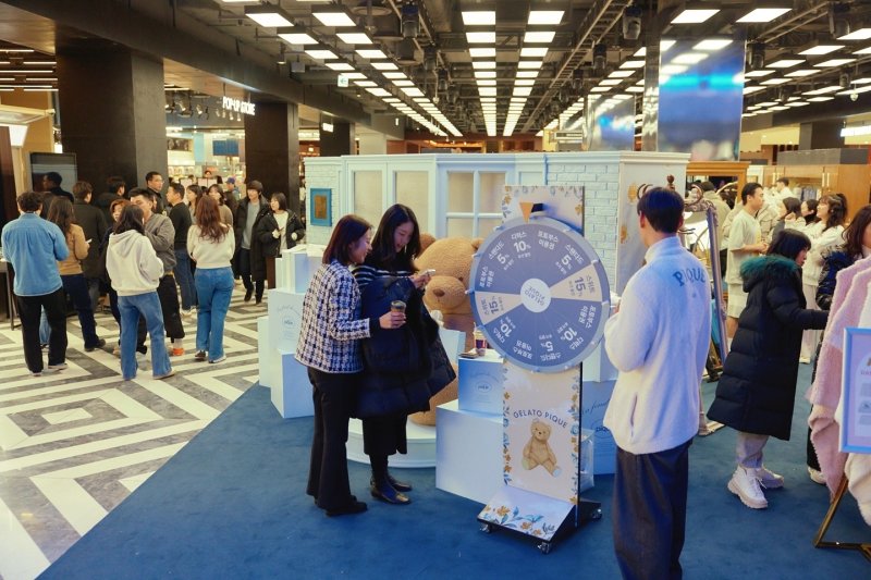 젤라또피케 팝업스토어에서 방문객들이 룰렛 이벤트에 참여하고 있다.(젤라또피케 제공)