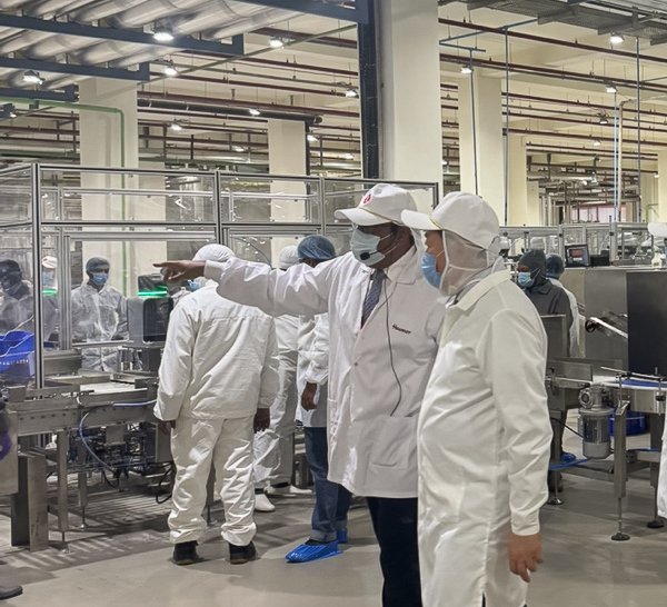 롯데는 6일 인도 푸네시에서 하브모어 신공장 준공식을 개최했다. 신공장은 롯데웰푸드가 2017년 하브모어를 인수한 이후 처음 증설한 생산시설이다. 신동빈 롯데 회장(오른쪽)이 신공장을 둘러보고 있다. (사진=롯데 제공) *재판매 및 DB 금지