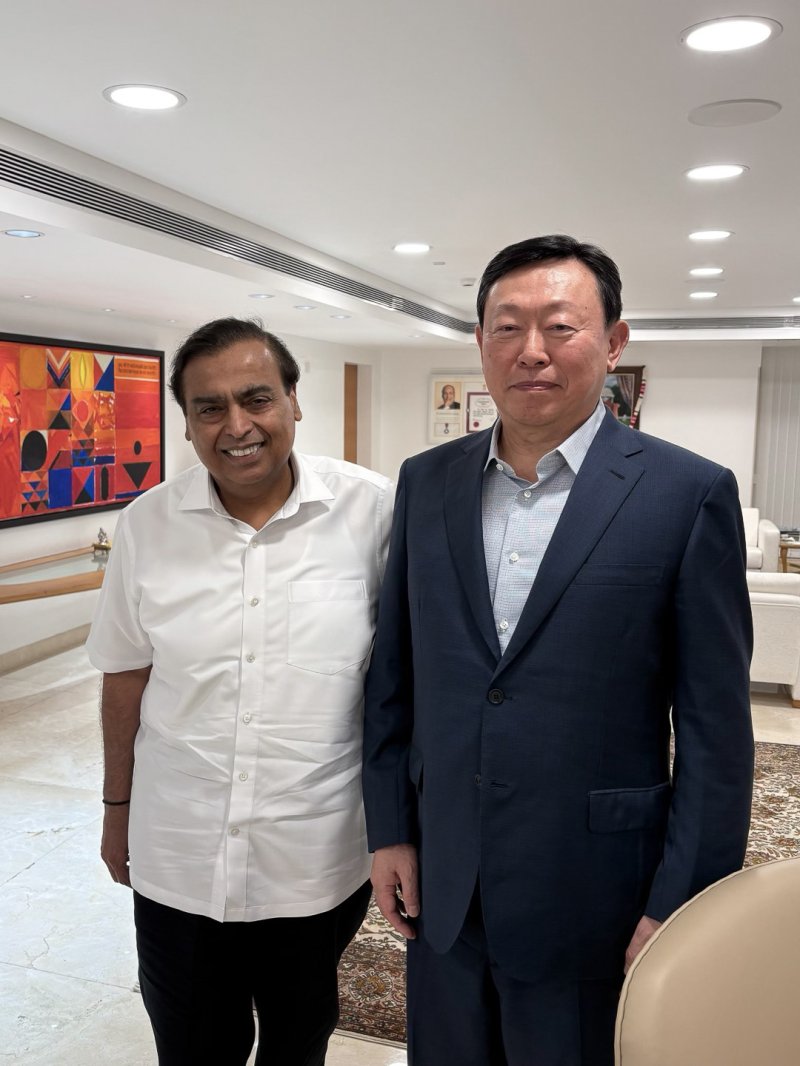 신동빈 롯데 회장(오른쪽)과 무케시 암바니 릴라이언스그룹 회장 (사진=롯데 제공) *재판매 및 DB 금지