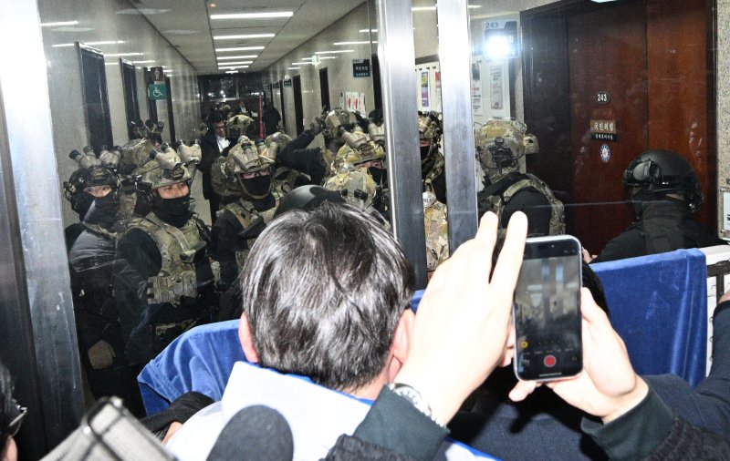 윤석열 대통령이 전격적으로 비상계엄령을 선포한 지난해 12월 4일 새벽 계엄군들이 국회 본청 진입을 시도하자 국회 보좌진 등 직원들이 대치하고 있다. 2024.12.4/뉴스1 ⓒ News1 김민지 기자