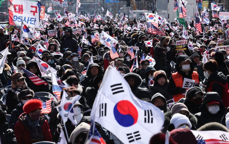 윤석열 대통령 지지자 등 보수단체 회원들이 8일 오후 서울 종로구 동화면세점 앞 세종대로 일대에서 윤 대통령 탄핵 반대 집회를 하고 있다. 2025.2.8/뉴스1 ⓒ News1 장수영 기자