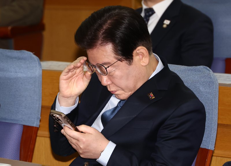 이재명 더불어민주당 대표가 7일 오전 서울 여의도 국회의원회관에서 열린 '다함께 만드는 세상, 모두의 질문Q 출범식'에 참석해 휴대폰을 보고 있다. 2025.2.7/뉴스1 ⓒ News1 김민지 기자