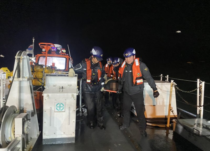 [여수=뉴시스] 박기웅 기자 = 9일 오전 1시41분께 전남 여수시 하백도 동쪽 약 17㎞ 해상에서 139t급 어선 22서경호의 침몰 추정 사고가 발생해 해경이 구조한 선원을 이송하고 있다. (사진=여수해양경찰서 제공) 2025.02.09. photo@newsis.com *재판매 및 DB 금지