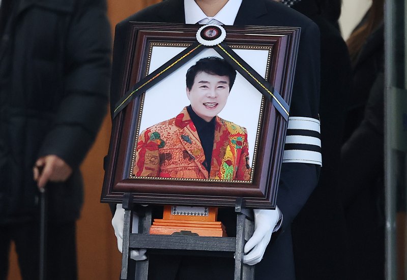 [뉴스1 PICK]故송대관 '해뜰날' 들으며 영면…'눈물의 영결식'