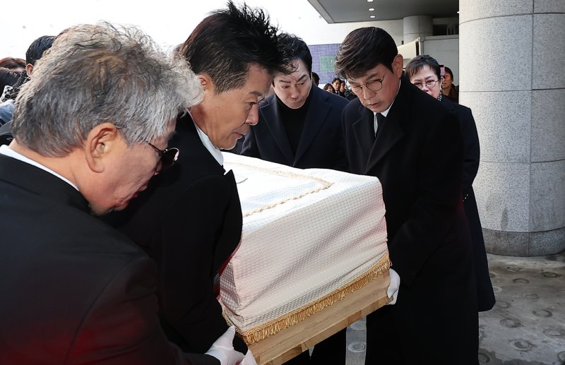 [뉴스1 PICK]故송대관 '해뜰날' 들으며 영면…'눈물의 영결식'