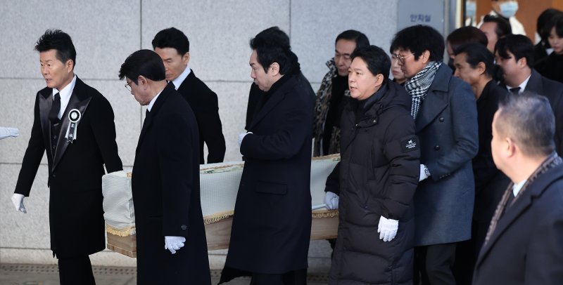 [뉴스1 PICK]故송대관 '해뜰날' 들으며 영면…'눈물의 영결식'