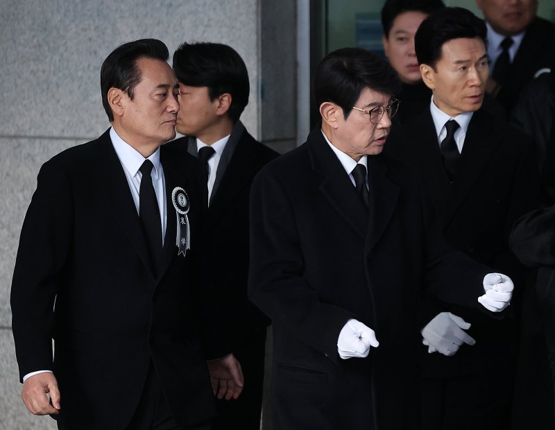 [뉴스1 PICK]故송대관 '해뜰날' 들으며 영면…'눈물의 영결식'