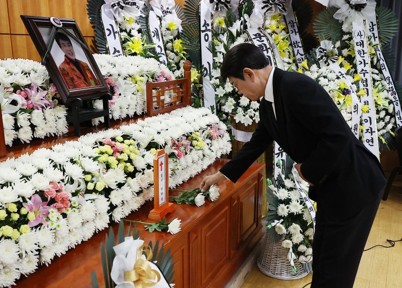 [뉴스1 PICK]故송대관 '해뜰날' 들으며 영면…'눈물의 영결식'