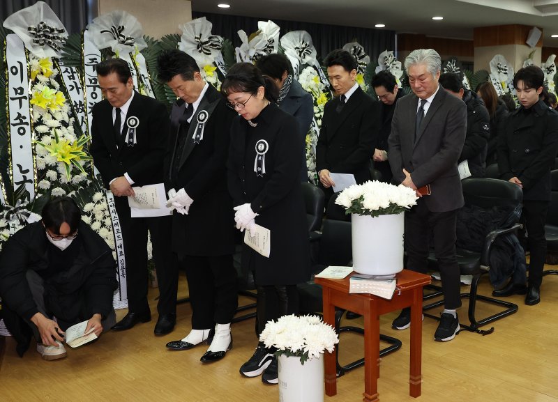 [뉴스1 PICK]故송대관 '해뜰날' 들으며 영면…'눈물의 영결식'