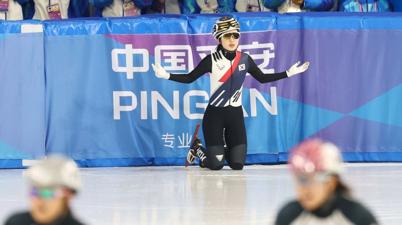 페널티 아니야? 쇼트트랙 여자 3000m 계주 1위 달리다 中과 부딪혀 통한의 노메달 [하얼빈 AG]