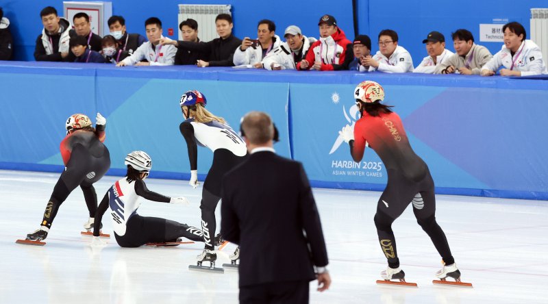 쇼트트랙 남녀 계주 모두 中과 충돌 노메달 ‘충격’... 한국 너무 잘하니까 견제하나 [하얼빈 AG]