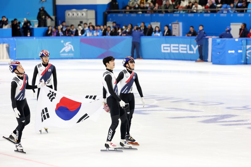 쇼트트랙 남녀 계주 모두 中과 충돌 노메달 ‘충격’... 한국 너무 잘하니까 견제하나 [하얼빈 AG]